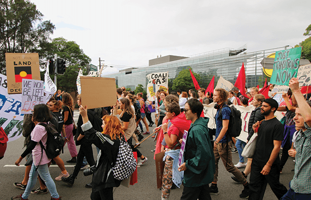 Students cross University grounds, making their way to the CBD. Photo by Amelia Mertha. 